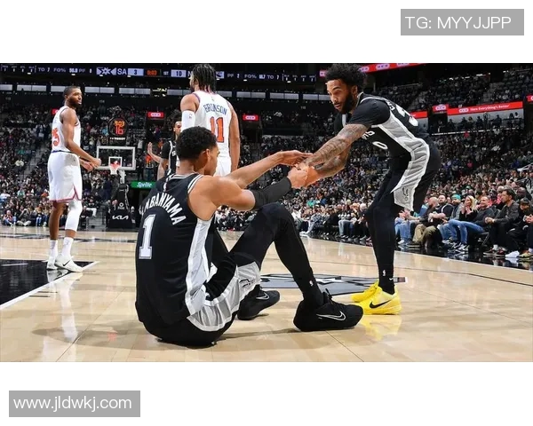 哈特受伤后在唐斯陪同下已经回到更衣室接受治疗